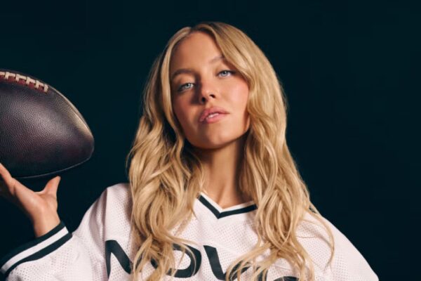 Atletas femeninas critican el anuncio de Sydney Sweeney por sexualizar el deporte femenino.
