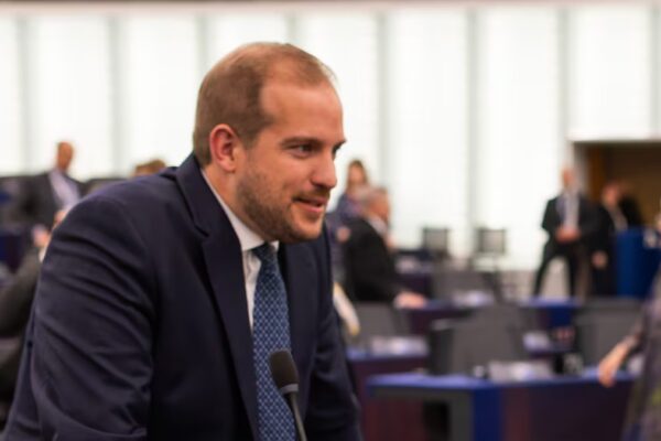 El Parlamento Europeo cuestiona a Sánchez por su tardanza en solicitar apoyo a Bruselas