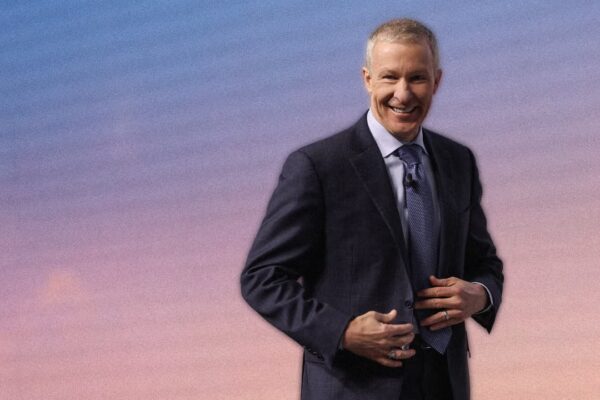 El CEO de United Airlines, Scott Kirby, promueve un estilo de vida equilibrado con 8.5 horas de sueño y reuniones limitadas a 4 horas diarias.