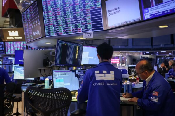Nasdaq desciende un 0,7% en una semana marcada por pérdidas en Wall Street y la atención en la Reserva Federal