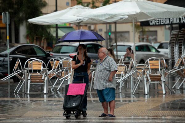 Descenso de 10 grados y lluvias intensas afectan hoy el clima del área mediterránea en España