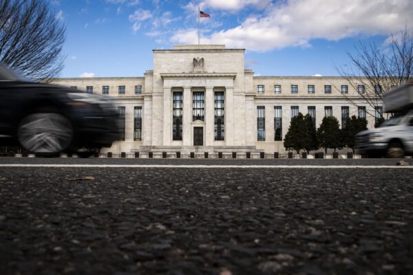 El mercado de bonos anticipa un aumento de tasas por parte de la Fed mientras los inversores adoptan una postura pesimista.