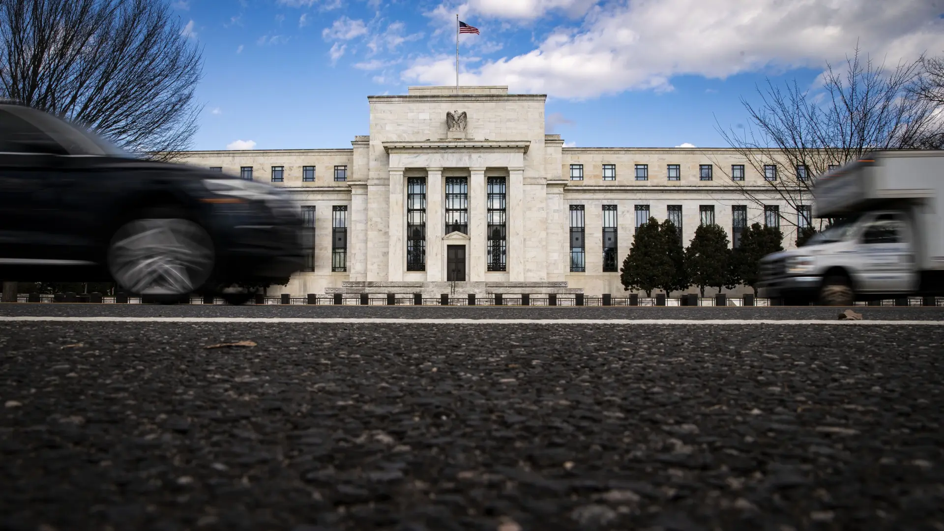 El mercado de bonos anticipa un aumento de tasas por parte de la Fed mientras los inversores adoptan una postura pesimista.