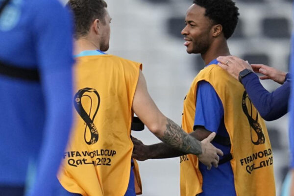 Sterling acepta cargos por conducción temeraria y tenencia de sustancias ilícitas.