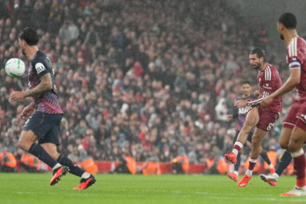 El Liverpool de Iraola se impone al Tottenham gracias a un espectacular gol de Szoboszlai