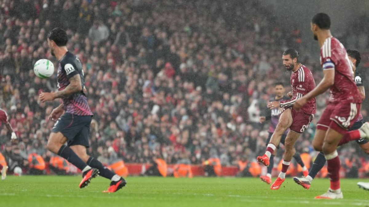 El Liverpool de Iraola se impone al Tottenham gracias a un espectacular gol de Szoboszlai