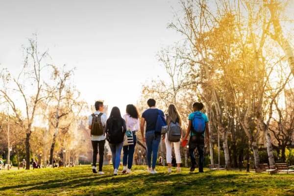 Estudiantes de secundaria invierten $40,000 en experiencias laborales en el campo.