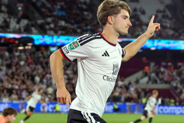 César Palacios lidera al Fulham hacia su segundo triunfo bajo el mando de Arbeloa