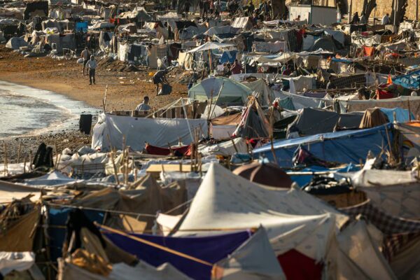 Crisis migratoria en Ceuta: Postergado el traslado de 1.800 personas debido a la decisión judicial