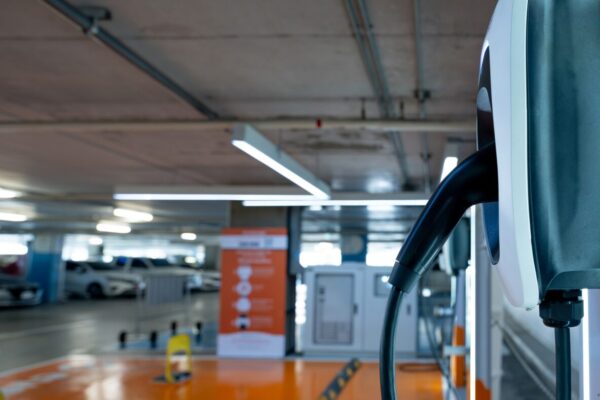 La OCU aclara que no hay base legal para prohibir coches eléctricos en parkings