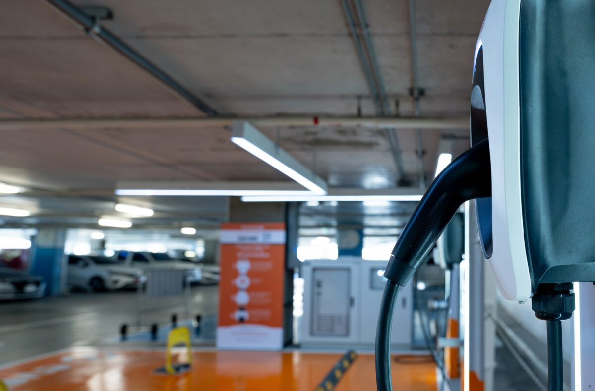 La OCU aclara que no hay base legal para prohibir coches eléctricos en parkings
