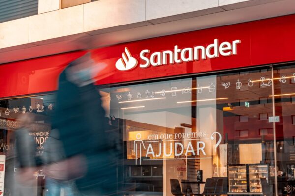 Santander inicia conversaciones con sindicatos sobre un ajuste laboral en sus divisiones tecnológicas.
