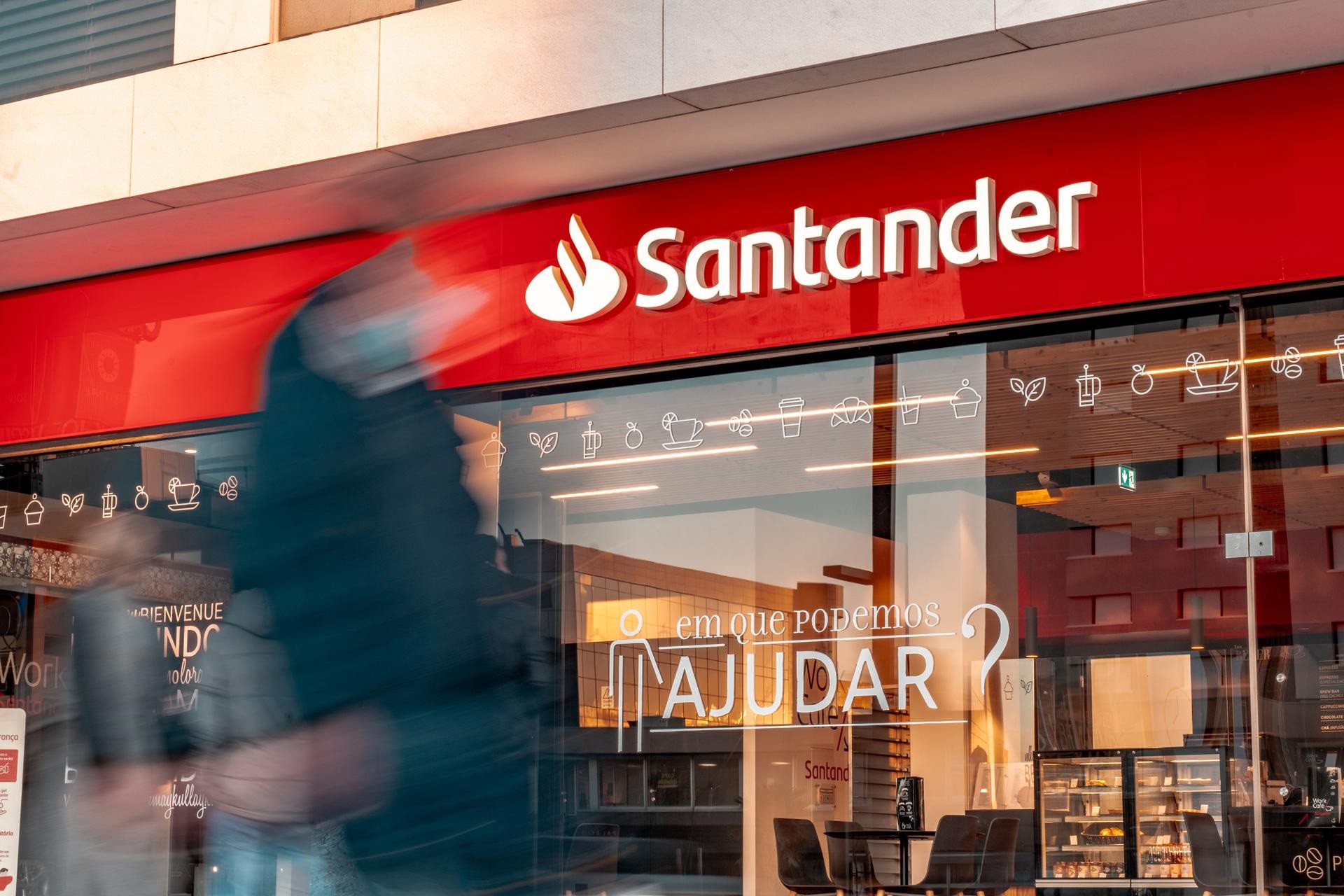 Santander inicia conversaciones con sindicatos sobre un ajuste laboral en sus divisiones tecnológicas.