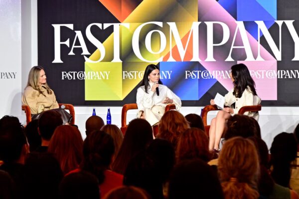 Rare Beauty de Selena Gomez dona un porcentaje de cada venta: descubre su destino solidario.