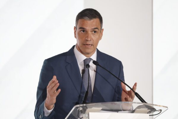 Sánchez asume el papel del Rey Felipe VI en la apertura del congreso de empresas familiares