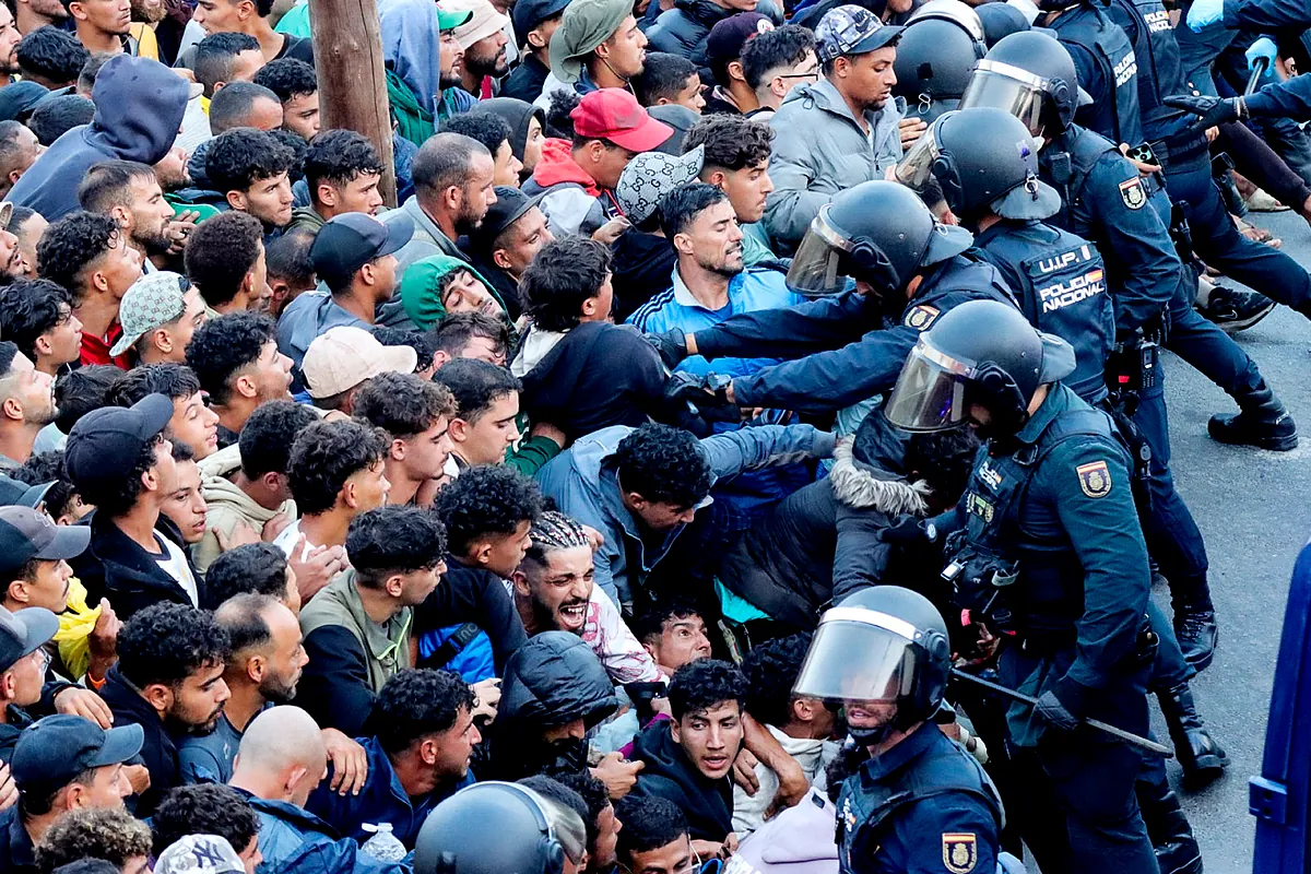 Crisis en el traslado de inmigrantes al Puerto de Ceuta: tensiones y desafíos logísticos