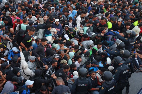 Tensión migratoria en Ceuta: Actualidad política y traslado de refugiados al puerto