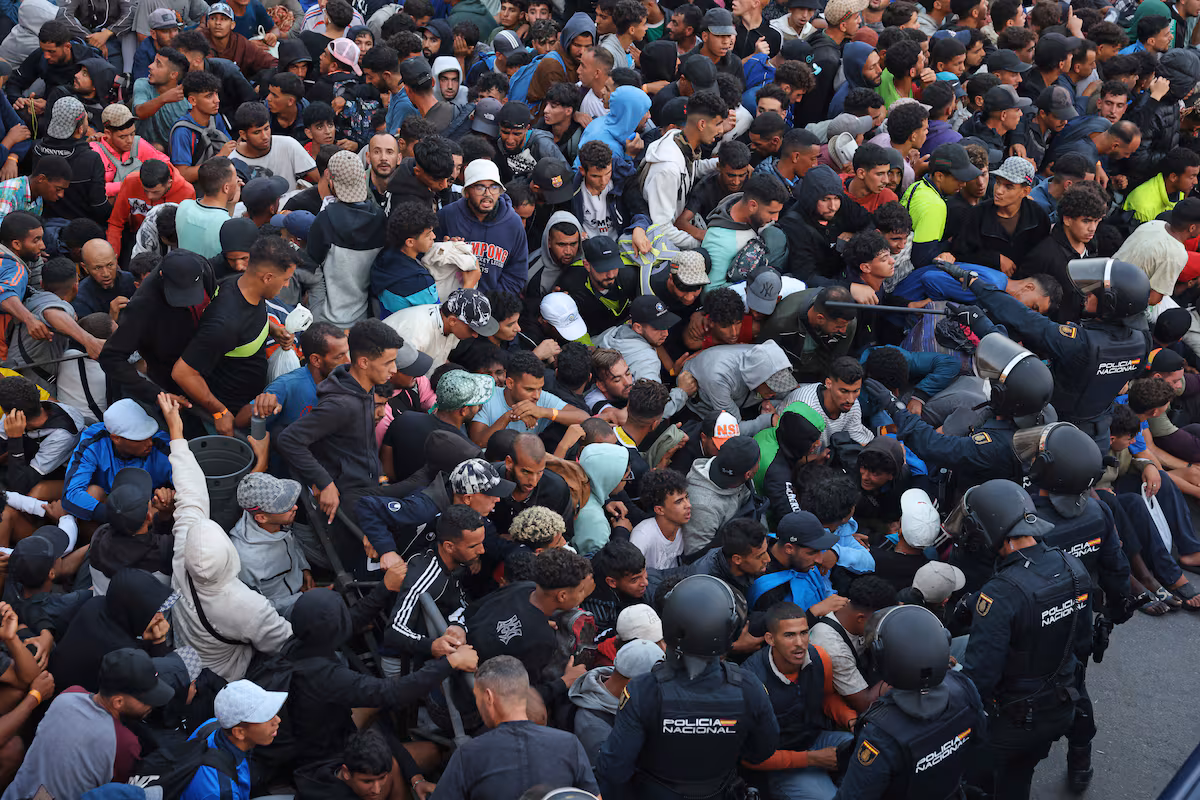 Tensión migratoria en Ceuta: Actualidad política y traslado de refugiados al puerto