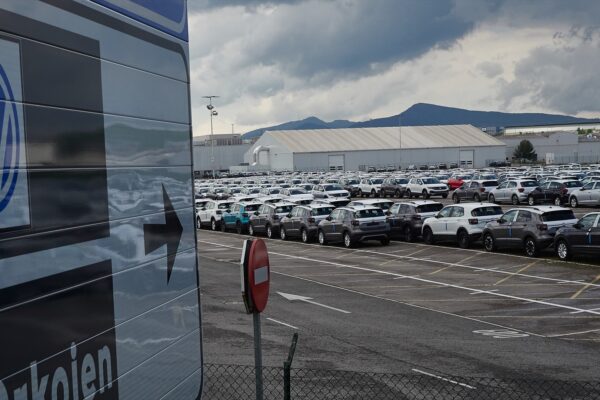 Volkswagen anticipa una reducción de 10,000 millones en su beneficio operativo por el aumento de costos