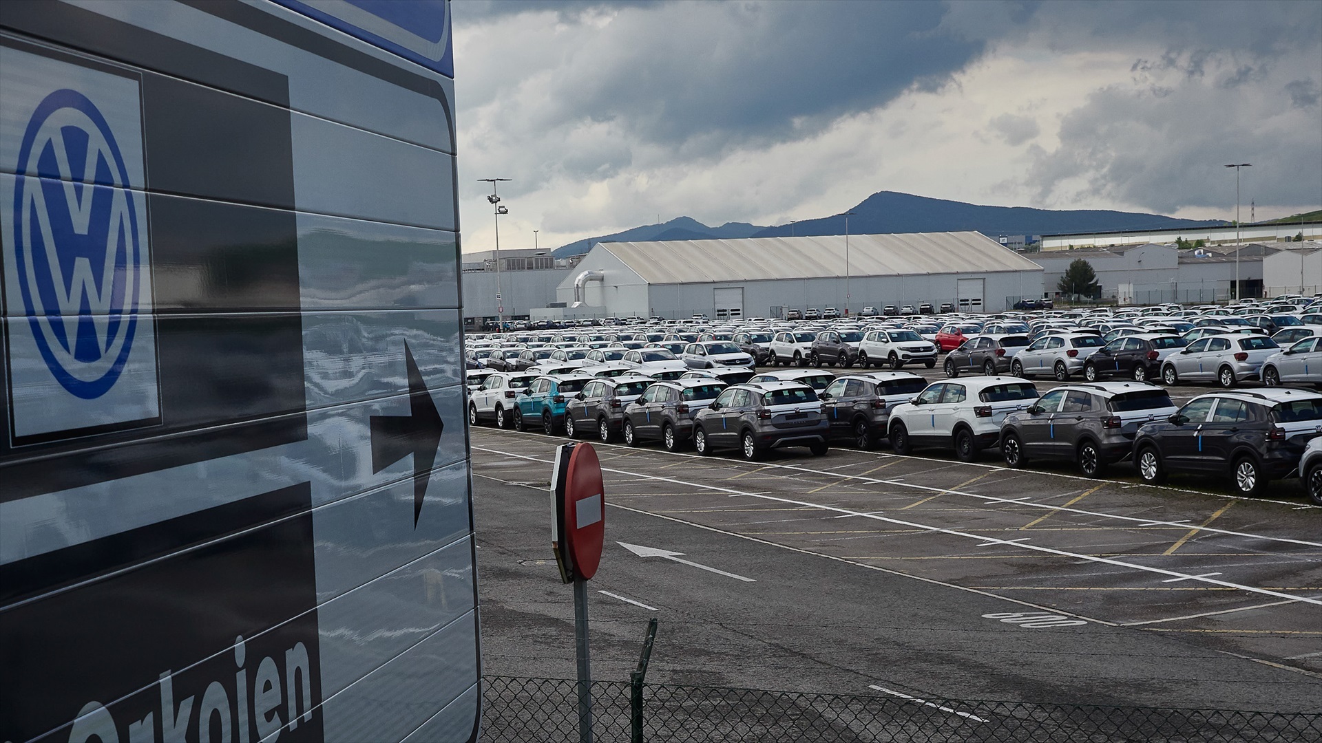 Volkswagen anticipa una reducción de 10,000 millones en su beneficio operativo por el aumento de costos