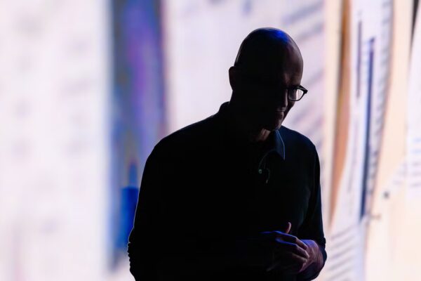 Ejecutivo de Microsoft advierte sobre el riesgo de un 'ciclo fatal' de la inteligencia artificial en Internet.