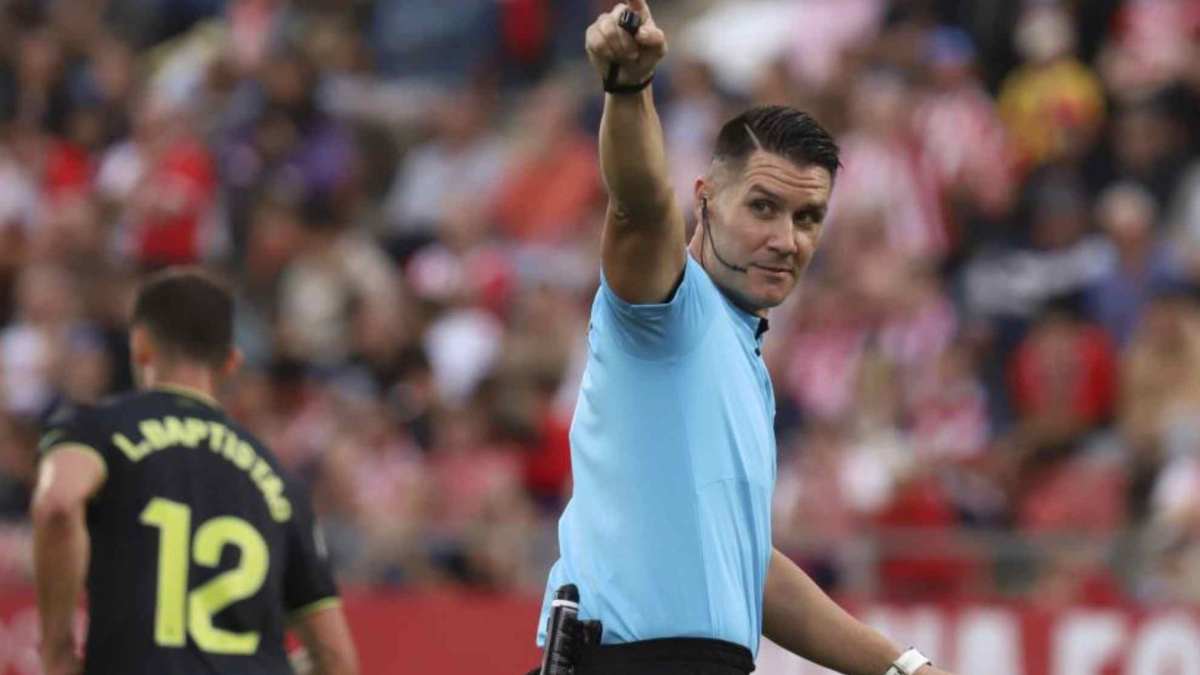 Ortiz Arias designado como árbitro para el esperado derbi madrileño entre Atlético y Real Madrid