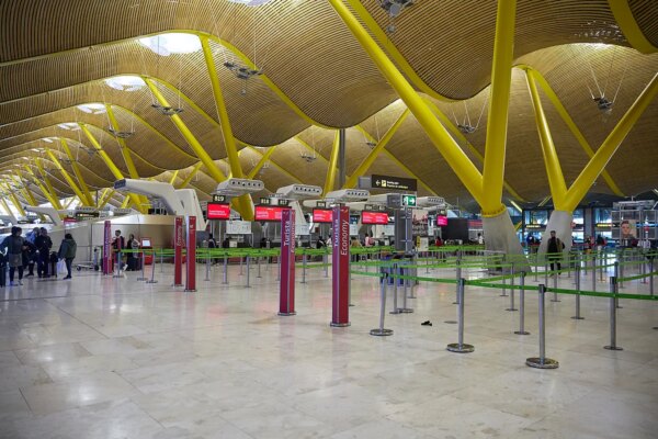 Grandes constructoras compiten por contratos de Aena en Barajas, mientras ignoran la oportunidad de 500 millones en Tenerife.