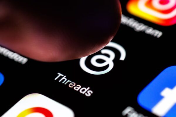 El fenómeno detrás de la sorprendente uniformidad en los consejos de inversión en Threads de Meta.