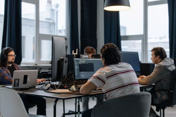 La mayoría de las empresas invierte en IA sin definir su impacto, según Docenteo