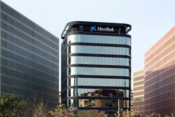 MicroBank otorga más de 6.000 microcréditos a estudiantes, alcanzando un total de 53,4 millones de euros entre 2022 y 2025