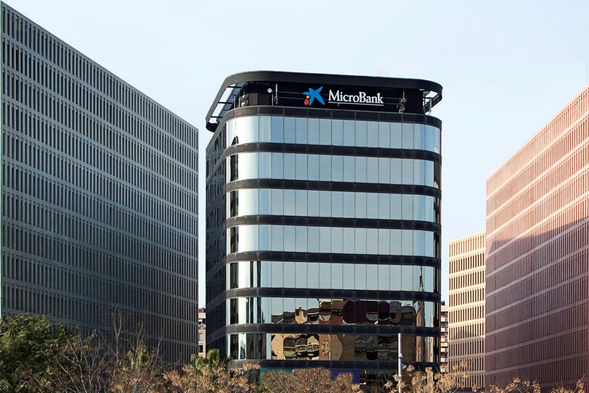 MicroBank otorga más de 6.000 microcréditos a estudiantes, alcanzando un total de 53,4 millones de euros entre 2022 y 2025
