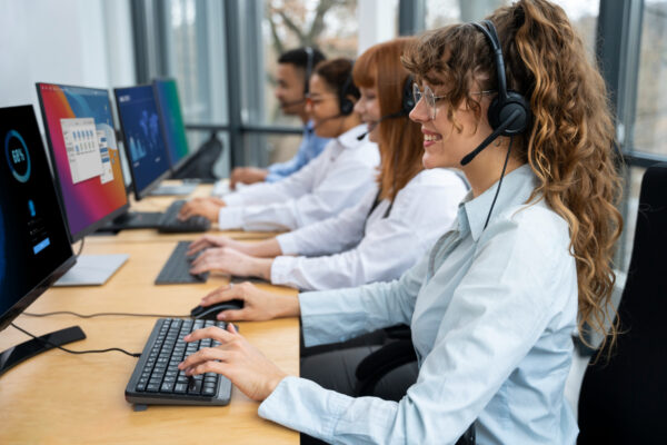 Una inteligencia artificial española supera a los operadores humanos en atención al cliente del IBEX 35