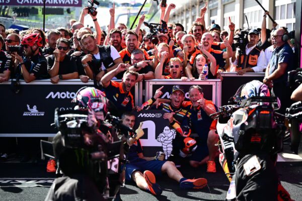 Pedro Acosta celebra su primera victoria en MotoGP tras triunfar en el Gran Premio de Austria