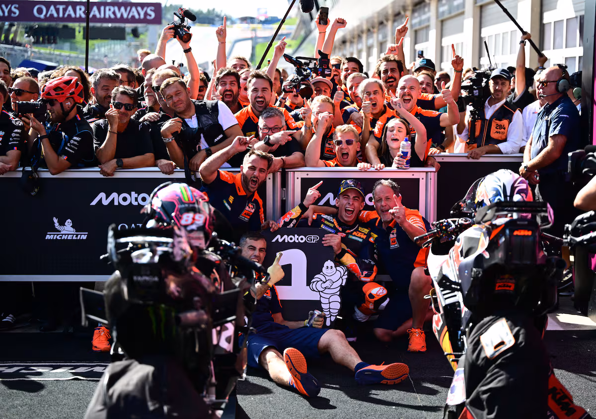 Pedro Acosta celebra su primera victoria en MotoGP tras triunfar en el Gran Premio de Austria