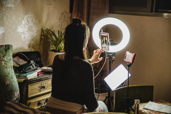 Nueva legislación en California sancionará a influencers por no revelar anuncios políticos