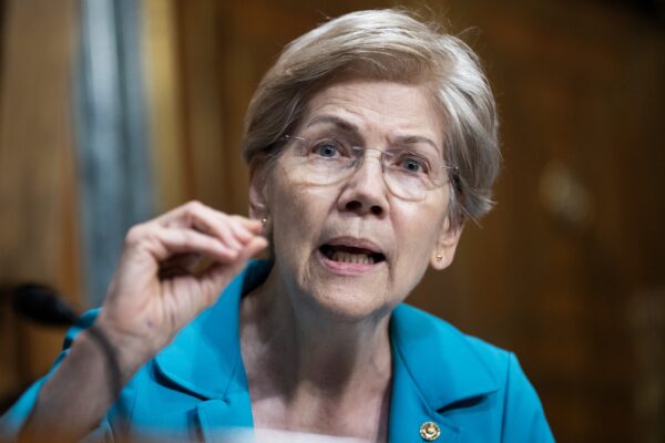 Warren propone ley para prohibir la propiedad de prácticas médicas por parte de fondos de capital privado.