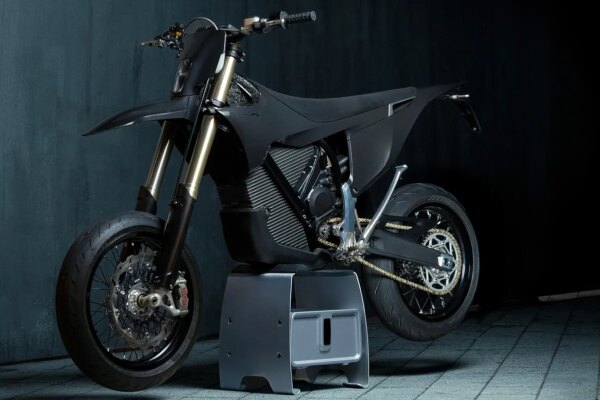 Stark presenta Sköl, la innovadora moto que establece un nuevo récord de velocidad inspirado en Carlos Sainz.