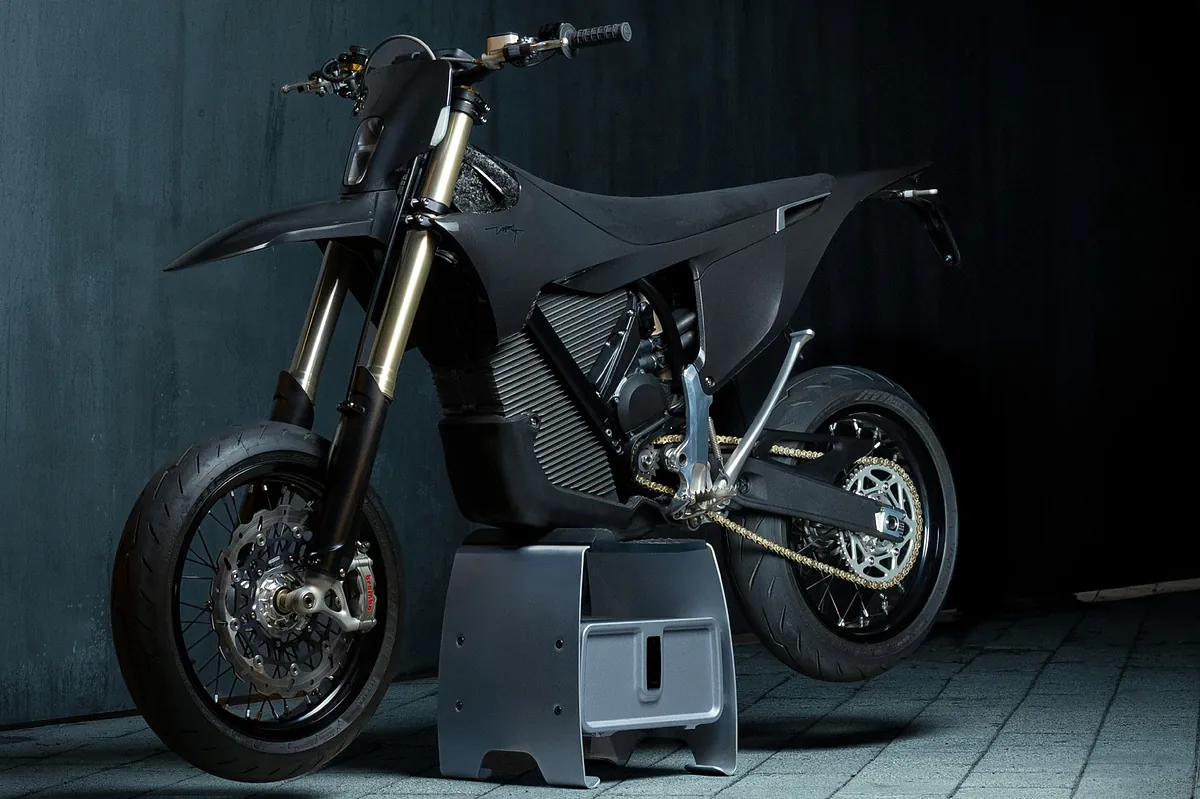 Stark presenta Sköl, la innovadora moto que establece un nuevo récord de velocidad inspirado en Carlos Sainz.