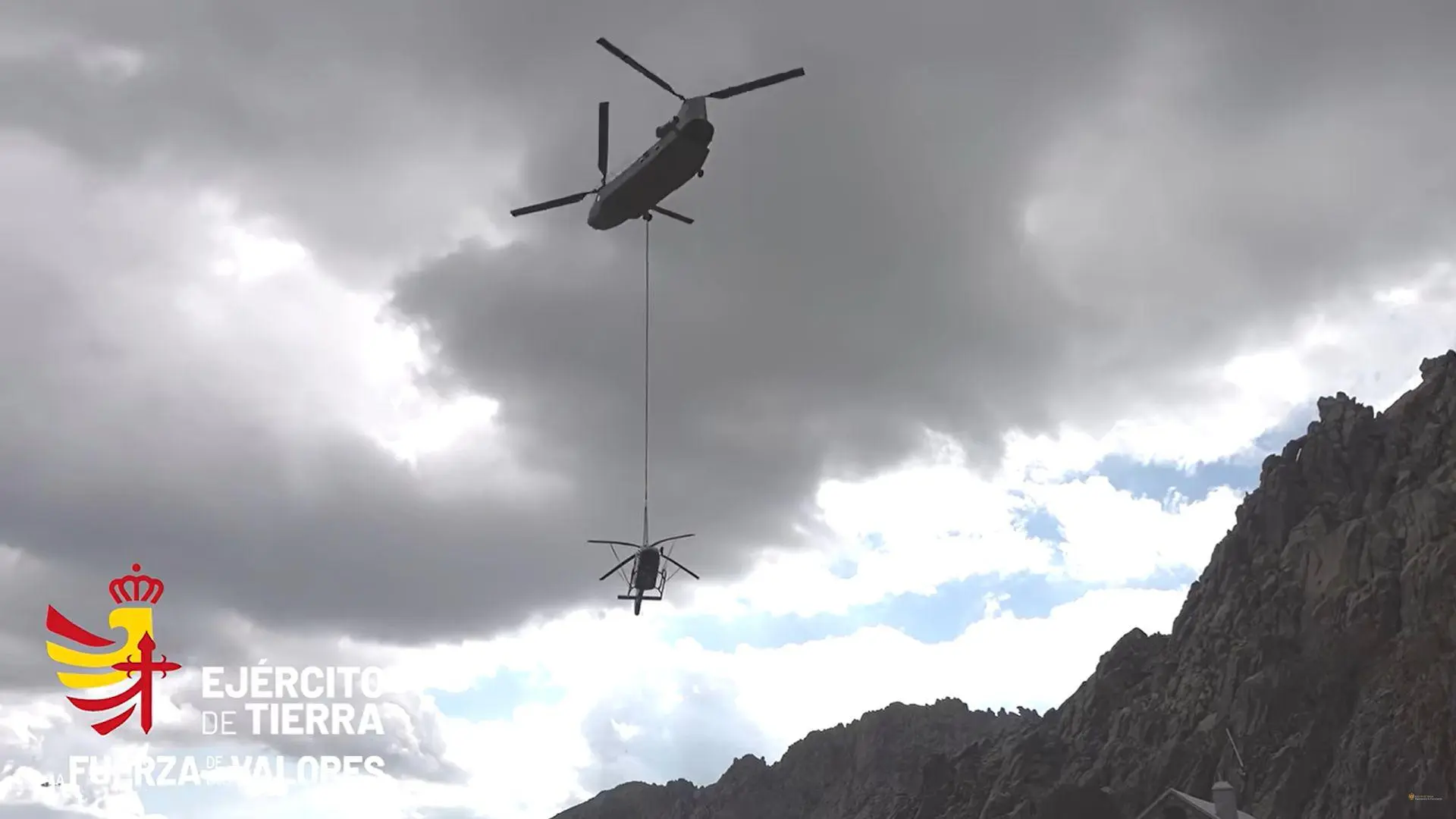 Un helicóptero Chinook del Ejército rescata a la Guardia Civil tras un accidente en la Sierra de Gredos