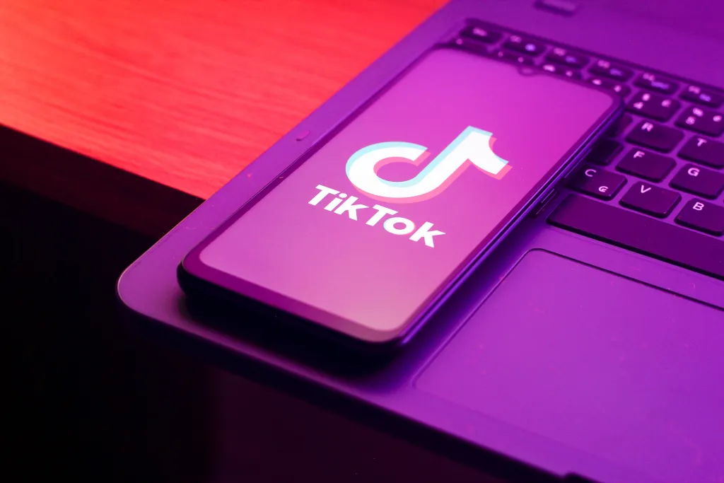 Influencers de TikTok generan hasta $6,000 mensuales a través de publicidad encubierta