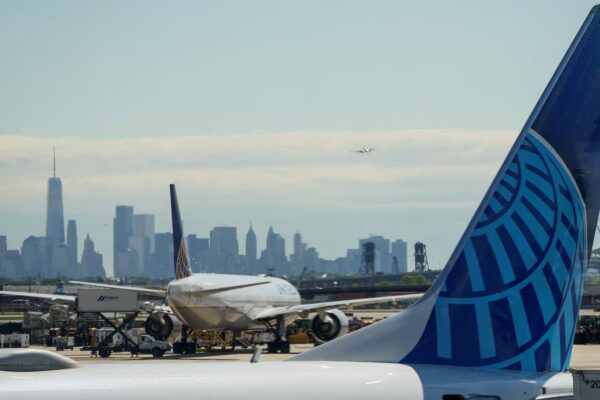 Interrupción de vuelos en aeropuertos de la Costa Este de EE. UU. por corte de línea de fibra óptica en obra de construcción.