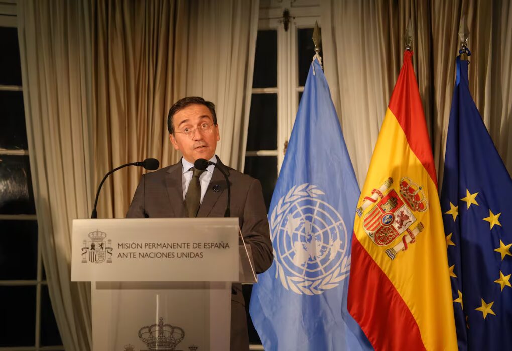 Albares: Marruecos se compromete a frenar el salto a Ceuta el 23 de octubre