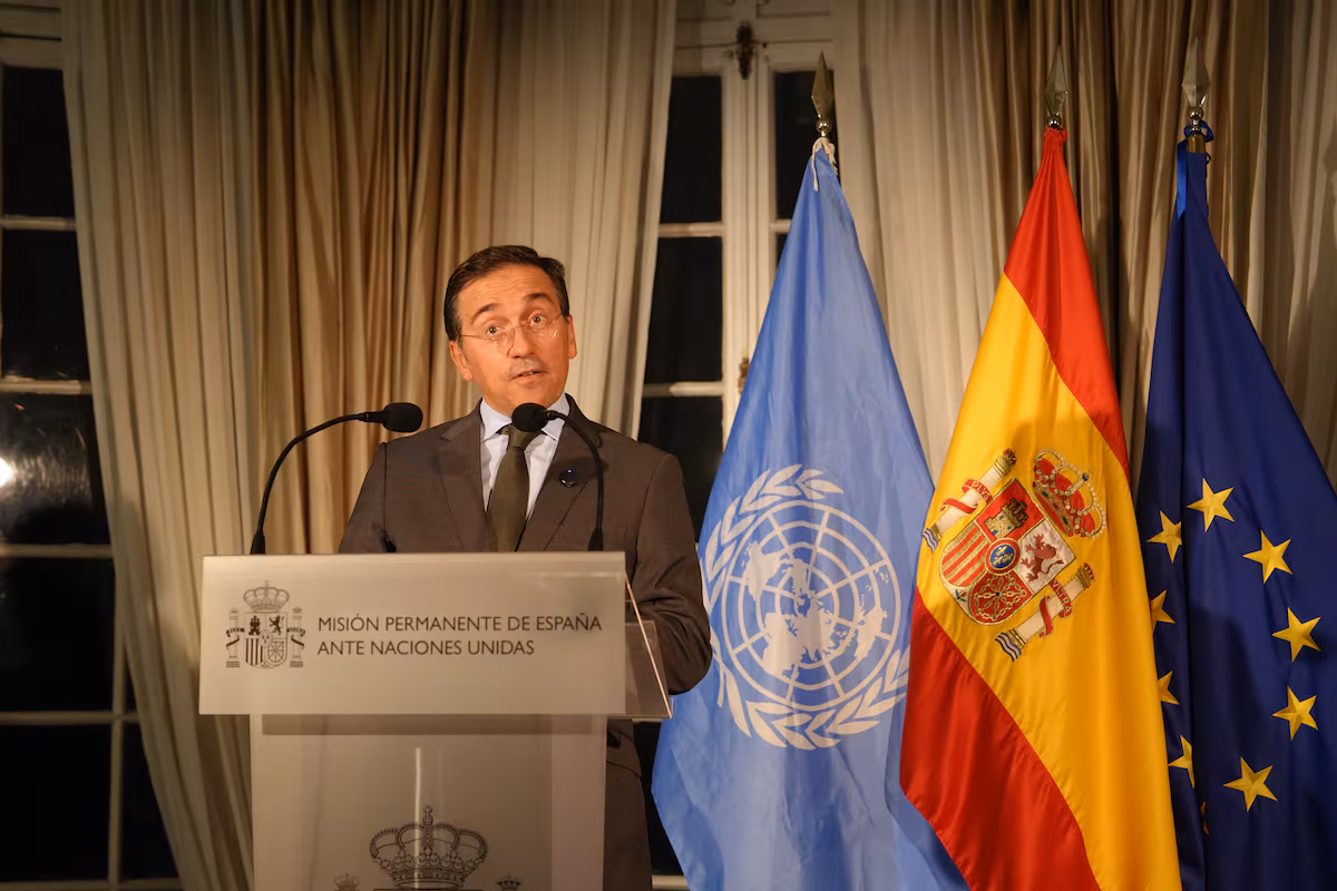 Albares: Marruecos se compromete a frenar el salto a Ceuta el 23 de octubre