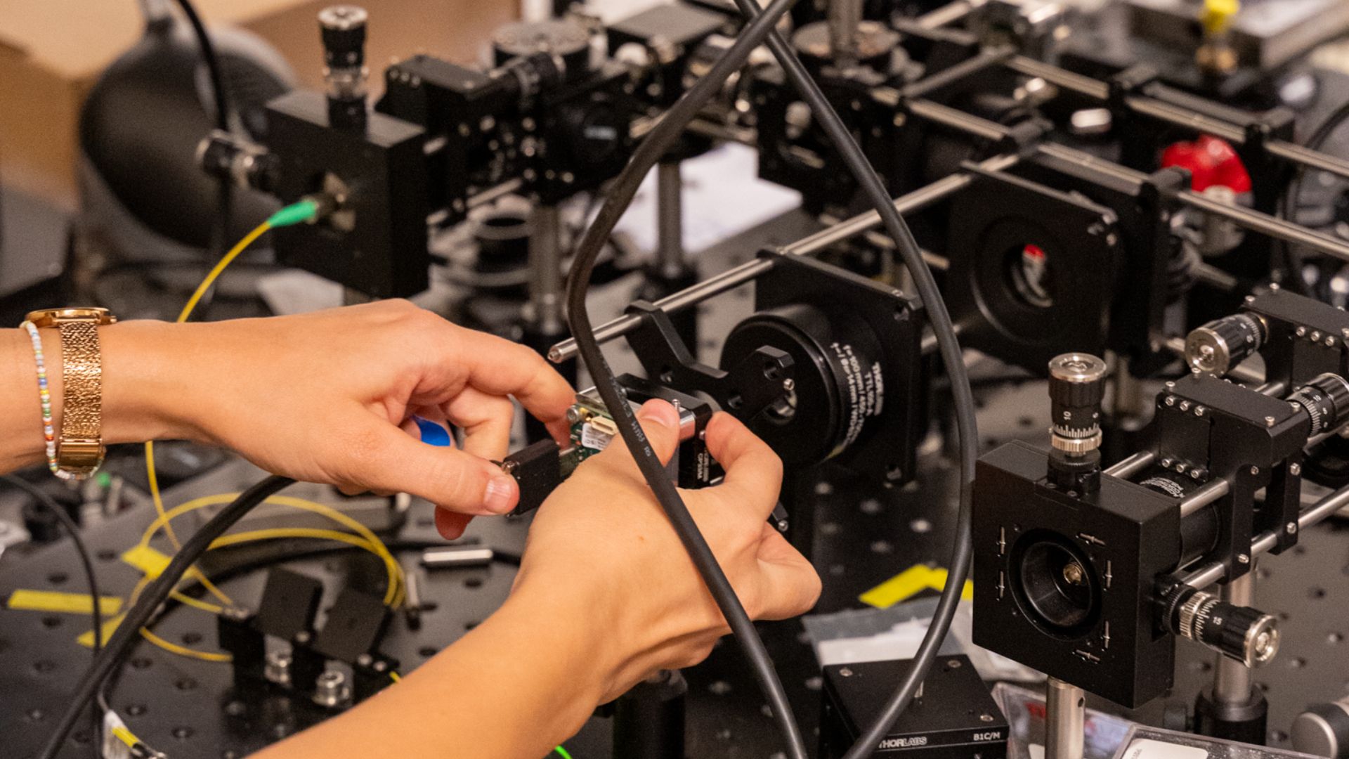 Lightspring, de Besançon, asegura más de 3.5 millones de euros para la industrialización del empaquetado de chips fotónicos.