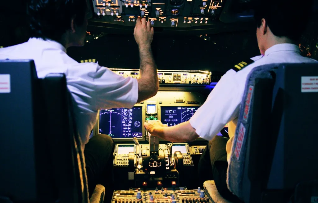 Los pilotos de aerolíneas pueden ganar hasta $100,000 al mes, pero hay un detalle importante.