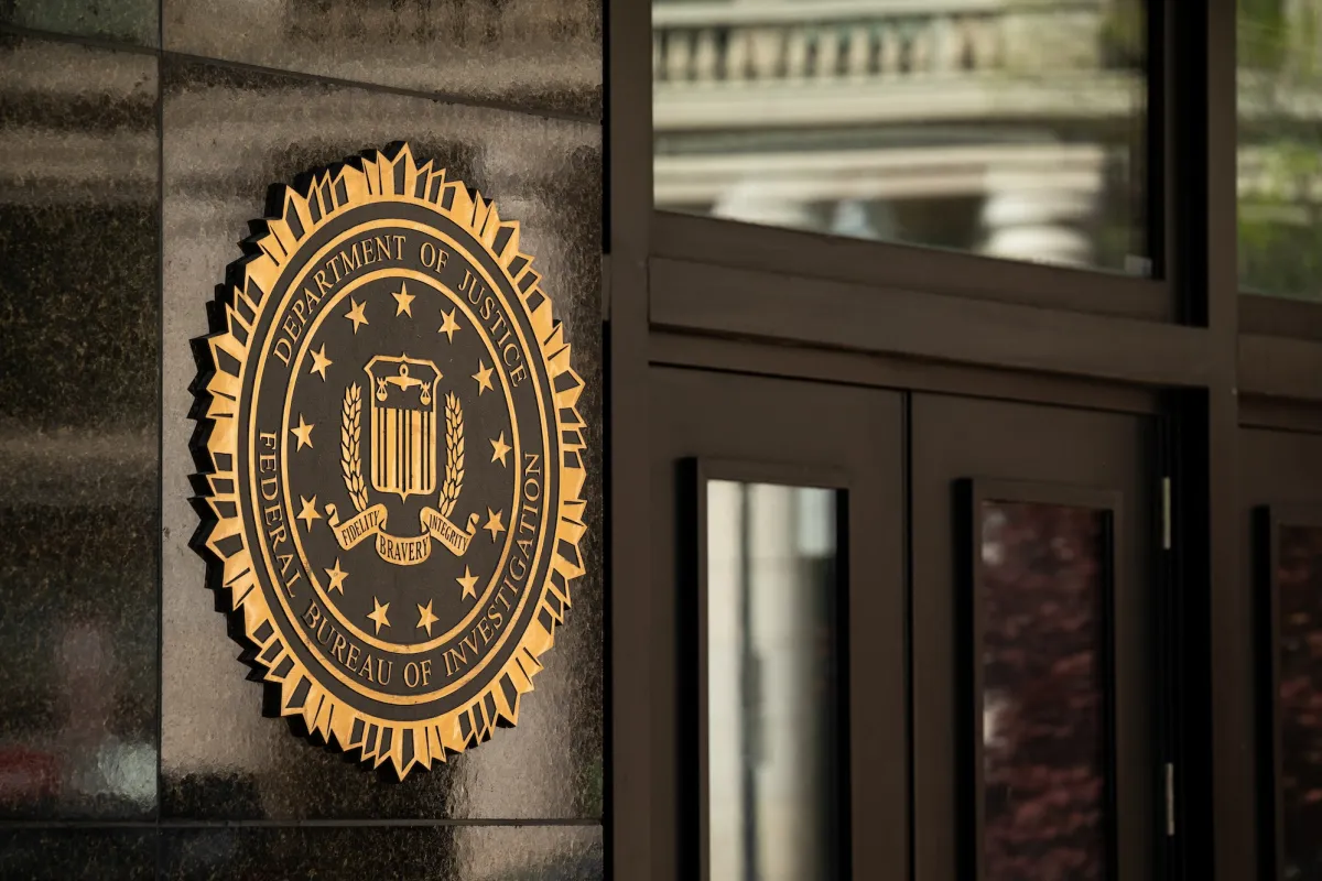 Grupo de hackers ShinyHunters asegura haber violado la seguridad del FBI y robado datos de agentes y solicitantes