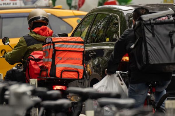 Más de 264,000 repartidores de DoorDash recibirán una compensación de $131.5 millones: descubre los detalles del acuerdo.