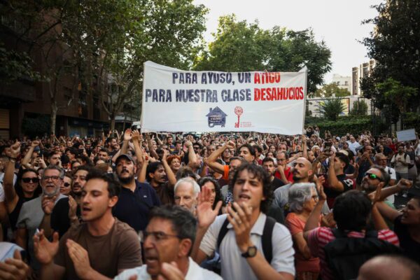 Protestas masivas en el centro de Madrid por el desalojo de Maricarmen frente al ‘ático de Ayuso’
