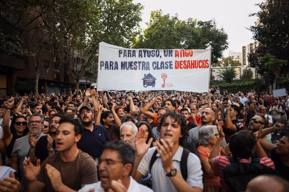 Protestas masivas en el centro de Madrid por el desalojo de Maricarmen frente al ‘ático de Ayuso’