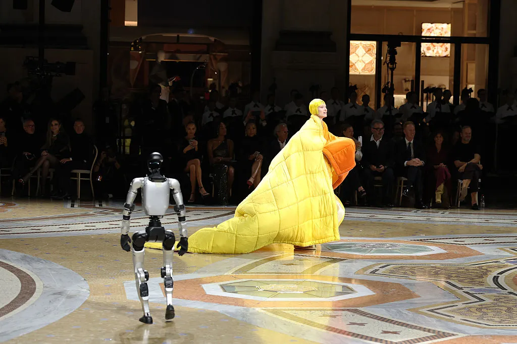 Vogue presenta robots en la pasarela de Vogue World, pero la reacción del público no fue positiva